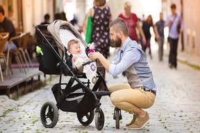 چگونه کودک را به کالسکه عادت دهیم