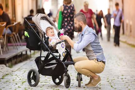 چگونه کودک را به کالسکه عادت دهیم