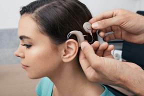 وسایل کمک شنوایی ریسک زوال عقل را در افراد پرریسک کاهش می دهد